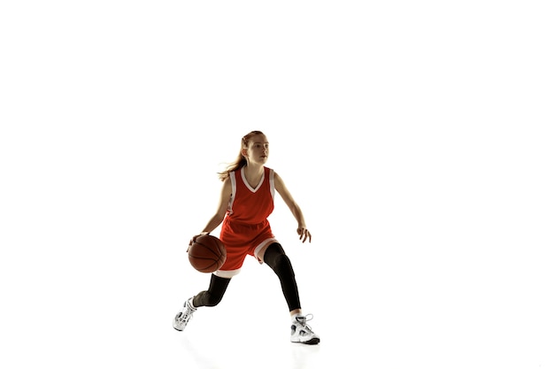 Młoda kobieta koszykarz w akcji