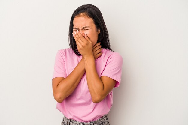 Młoda kobieta łacińskiej na białym tle cierpi na ból gardła z powodu wirusa lub infekcji.