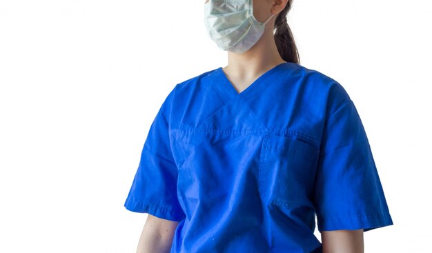 Młoda kobieta lekarz ubrana w niebieski mundur medyczny i maskę