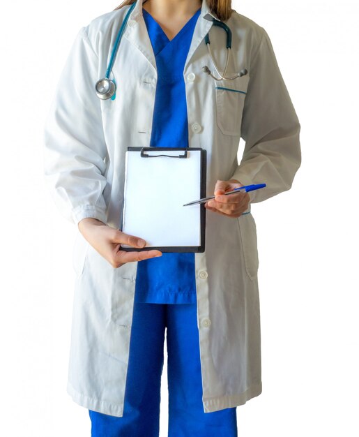 Młoda kobieta lekarz w niebieskim mundurze medycznym, wskazując na pusty biały papier