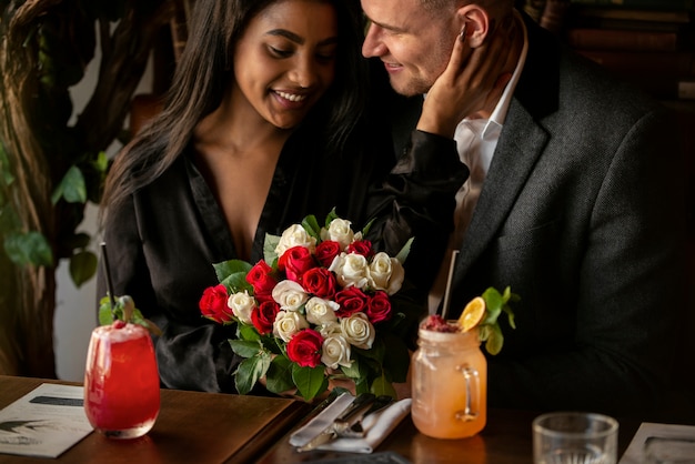 Młoda kobieta ma bukiet róż od swojego chłopaka