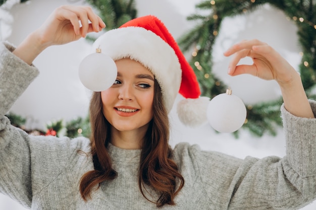 Młoda kobieta na Boże Narodzenie z zabawkami świątecznymi