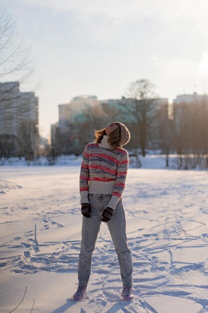Młoda kobieta na łyżwach, sporty zimowe, śnieg, zimowa zabawa. Kobieta uczy się jeździć na łyżwach na jeziorze, natura, słoneczny dzień.