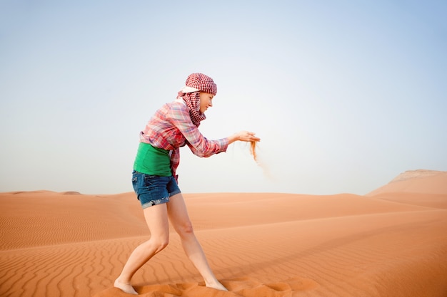 Młoda kobieta na pustyni