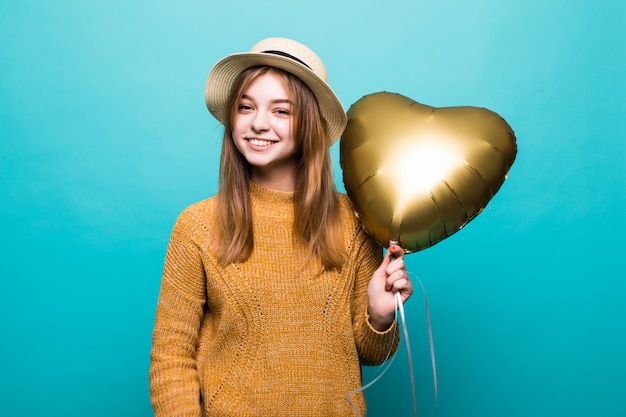 Młoda kobieta otrzymuje balon na obchody rocznicy na białym tle nad kolorem ściany