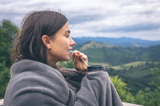 Młoda Kobieta Pijąca Kawę Z Widokiem Na Góry