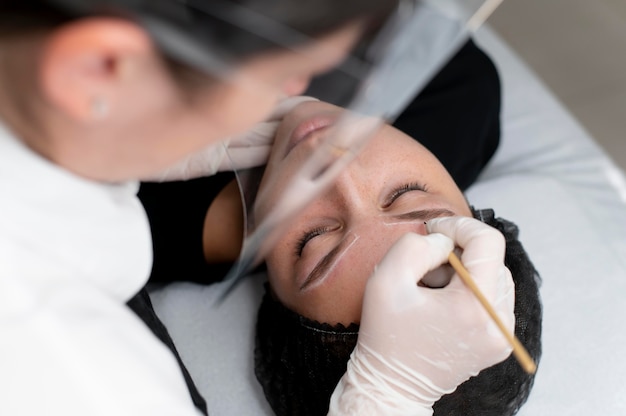 Młoda kobieta poddawana zabiegowi microblading