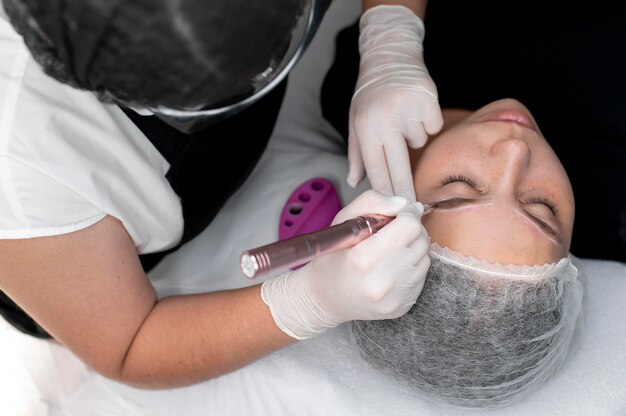 Młoda kobieta poddawana zabiegowi microblading