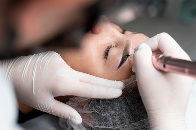 Młoda kobieta poddawana zabiegowi microblading