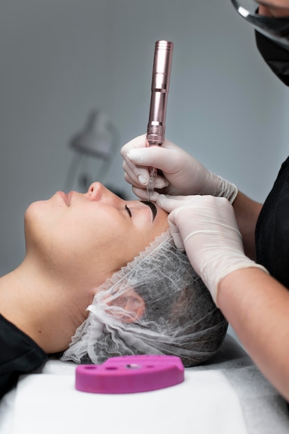 Bezpłatne zdjęcie młoda kobieta poddawana zabiegowi microblading