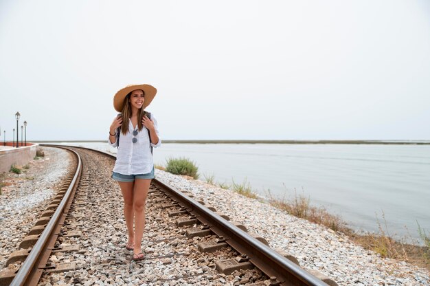 Bezpłatne zdjęcie młoda kobieta podróżująca bez covid