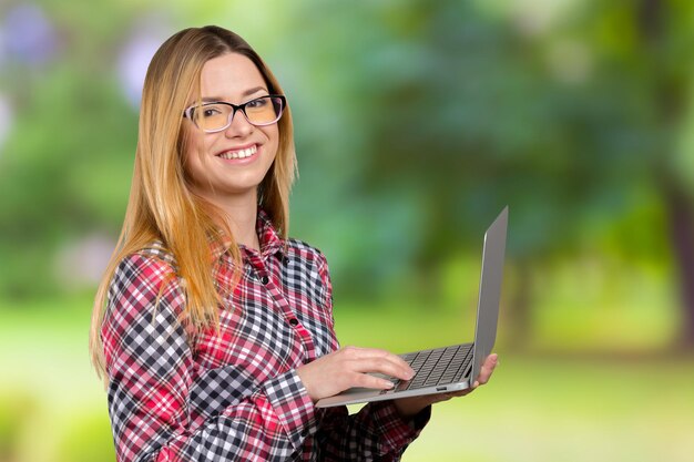 Młoda kobieta pracuje na laptopie