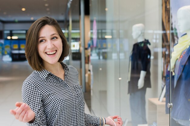 Młoda kobieta przy centrum handlowym