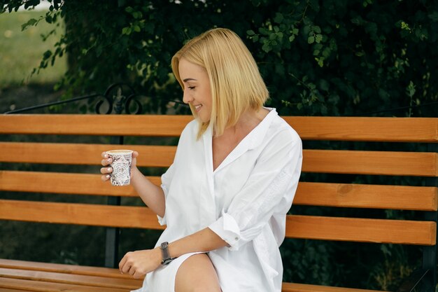 Młoda kobieta przy użyciu komputera przenośnego i inteligentnego telefonu. Beautiful girl studenta pracy na laptopie na wolnym powietrzu