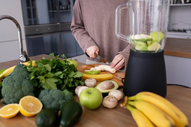 Młoda kobieta przygotowuje swoją dietę odżywczą