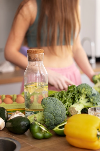 Bezpłatne zdjęcie młoda kobieta przygotowuje swoją dietę żywieniową