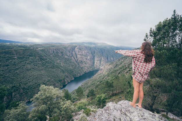 Młoda kobieta rasy kaukaskiej w Sil Canyon w Hiszpanii