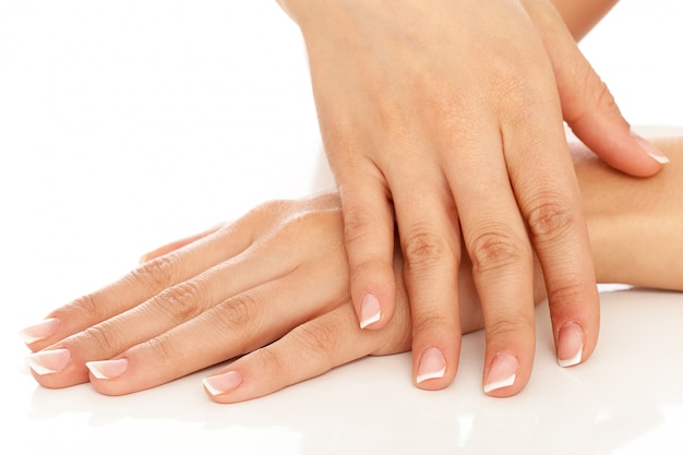 Młoda kobieta ręce z Francuski manicure