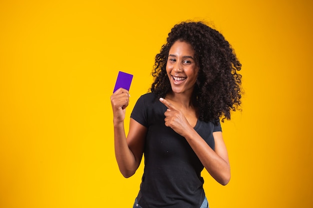 Młoda kobieta ręka trzyma makieta fioletowa karta. kobieta trzyma kartę na zakupy. piękna młoda kobieta trzymająca kartę kredytową