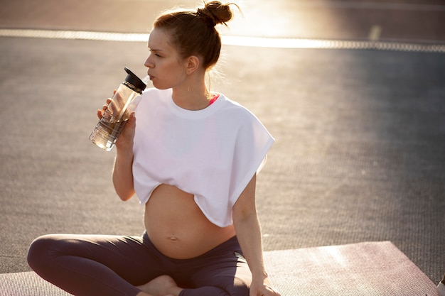 Młoda kobieta robi jogę podczas ciąży