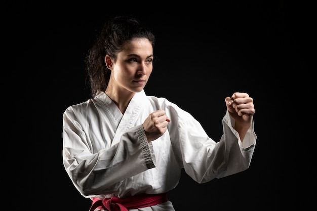 Młoda kobieta robi karate