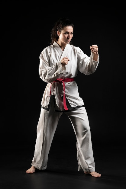 Młoda kobieta robi karate