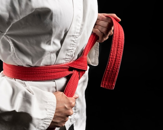 Bezpłatne zdjęcie młoda kobieta robi karate