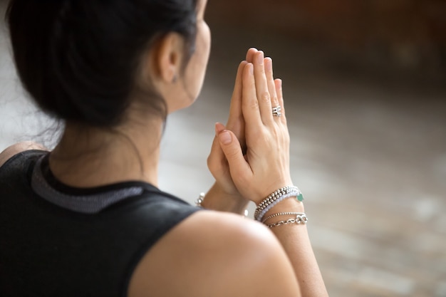 Młoda kobieta robi namaste gestowi, zbliżenie