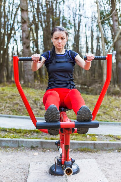 Młoda kobieta robi outdoors ćwiczeniom