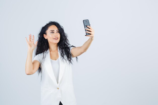 Młoda kobieta robi selfie