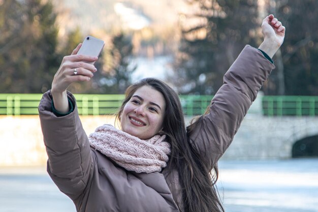 Młoda kobieta robi sobie selfie na spacerze po górach