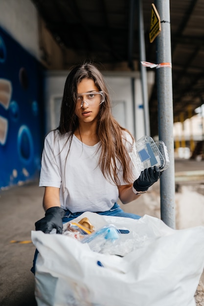 Młoda kobieta sortowania śmieci. Pojęcie recyklingu. Zero marnowania