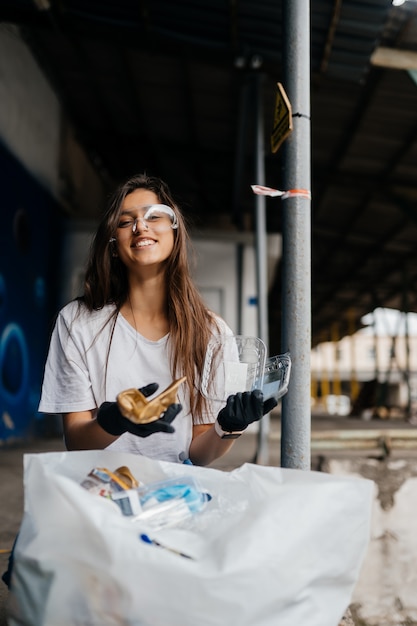 Młoda Kobieta Sortowania śmieci. Pojęcie Recyklingu. Zero Marnowania