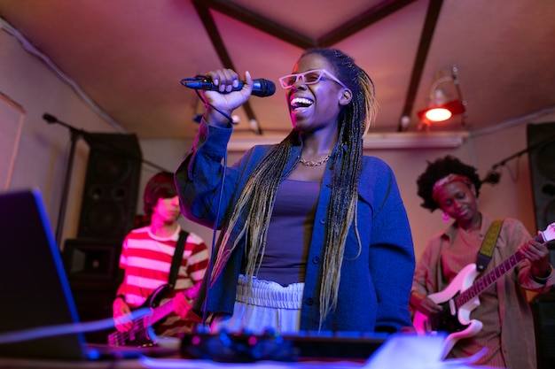 Młoda kobieta śpiewa na lokalnej imprezie