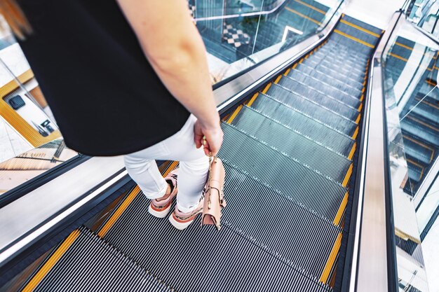 Młoda kobieta stojąca przy schodach ruchomych w metrze