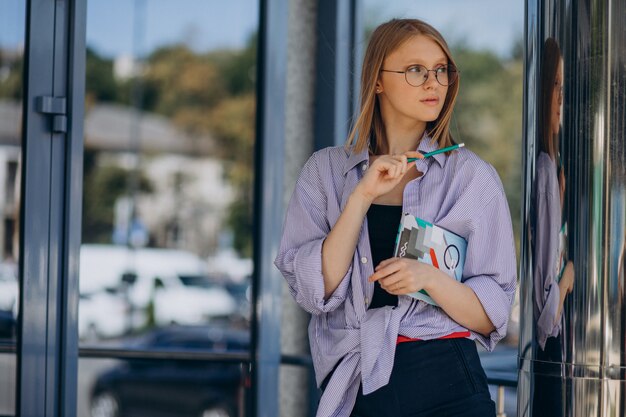 Młoda kobieta studentka z notatnikiem