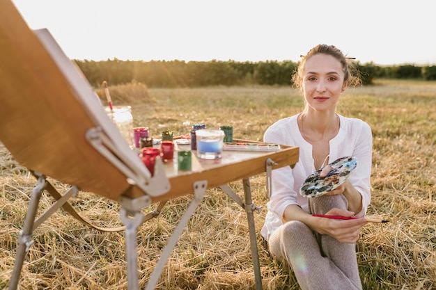 Bezpłatne zdjęcie młoda kobieta szuka inspiracji w naturze