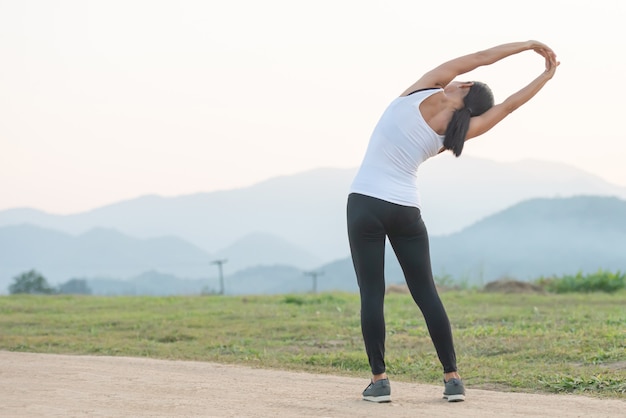 Młoda Kobieta Treningu Przed Treningiem Fitness W Parku.