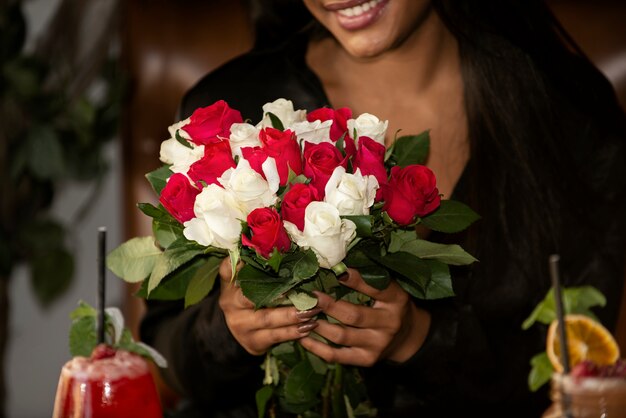 Młoda kobieta trzymająca bukiet róż od swojego chłopaka