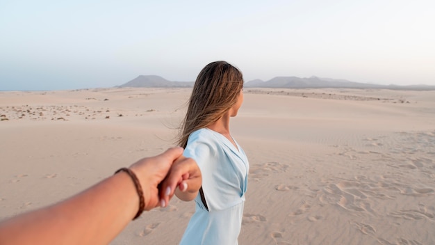 Młoda kobieta trzymająca rękę partnera podczas podróży