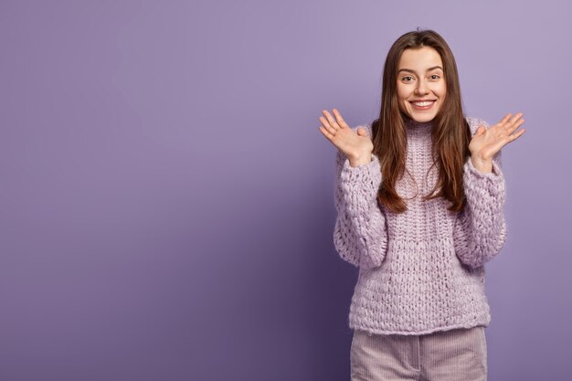 Młoda kobieta ubrana w fioletowy sweter