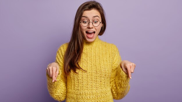 Młoda kobieta ubrana w żółty sweter