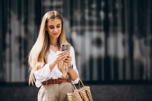 Młoda kobieta używa telefon out w mieście