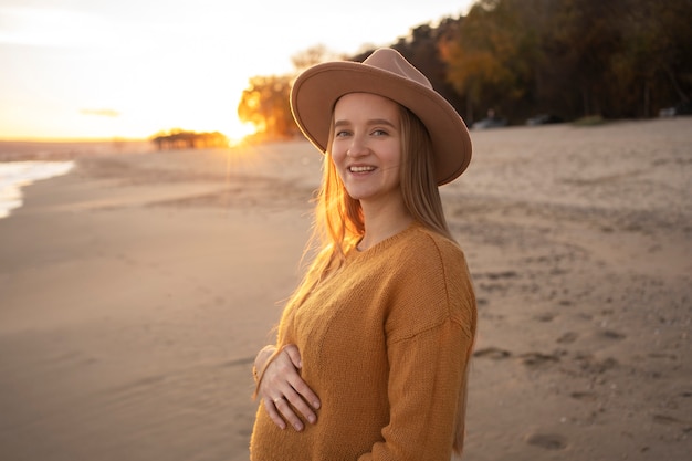 Bezpłatne zdjęcie młoda kobieta w ciąży nad morzem