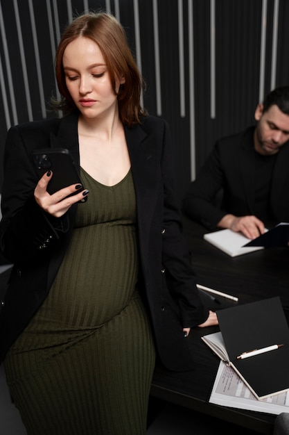 Bezpłatne zdjęcie młoda kobieta w ciąży w pracy