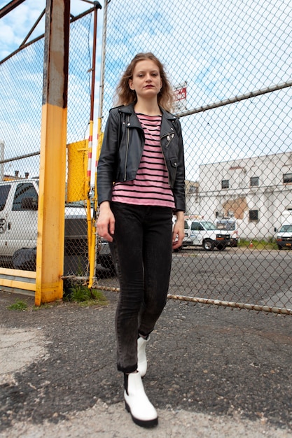 Bezpłatne zdjęcie młoda kobieta w punkowych ubraniach na zewnątrz