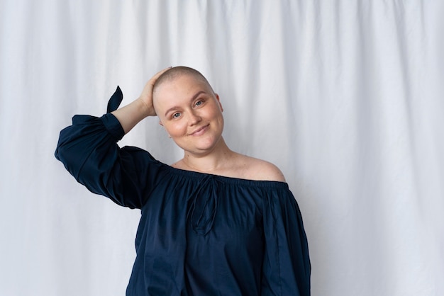 Bezpłatne zdjęcie młoda kobieta walcząca z rakiem piersi