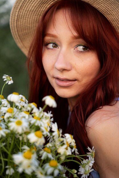 Młoda kobieta z bukietem kwiatów
