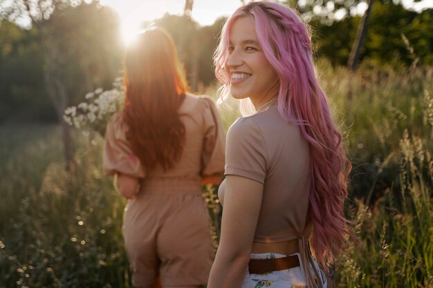 Młoda kobieta z farbowanymi włosami w okresie letnim