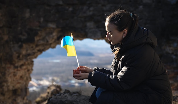 Młoda kobieta z flagą Ukrainy w dłoniach